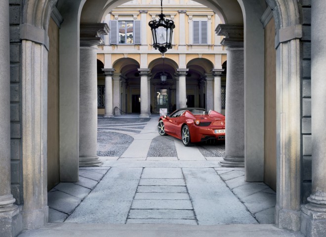 Ferrari 458 Spider cortile